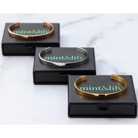 Mint & Lilly Silver Bangle Engraved “Not Sisters By Heart, But Sisters By Blood” - Picture 6 of 6